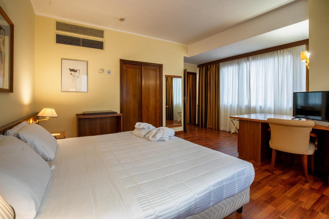Hotel Royal Palace Mesyna Zewnętrze zdjęcie